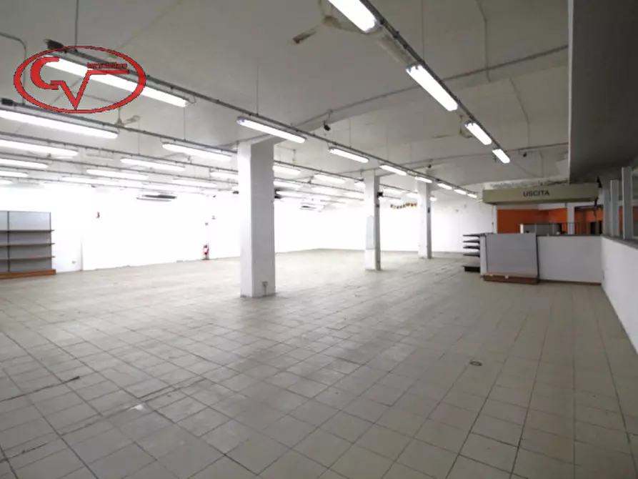 Immagine 8 di Negozio in affitto  in Via Perzzi a San Giovanni Valdarno