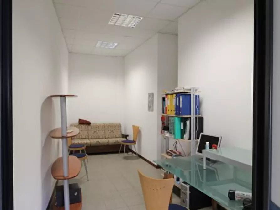 Immagine 14 di Negozio in affitto  in Via Perzzi a San Giovanni Valdarno