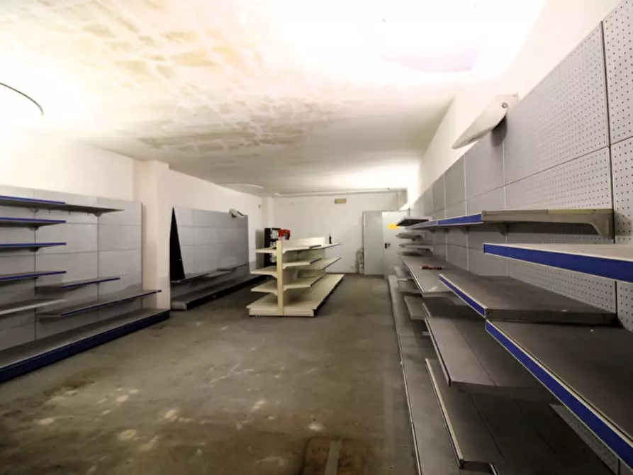 Immagine 20 di Negozio in affitto  in Via Perzzi a San Giovanni Valdarno