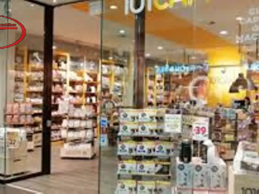 Immagine 3 di Negozio in vendita  in viale diaz a Montevarchi