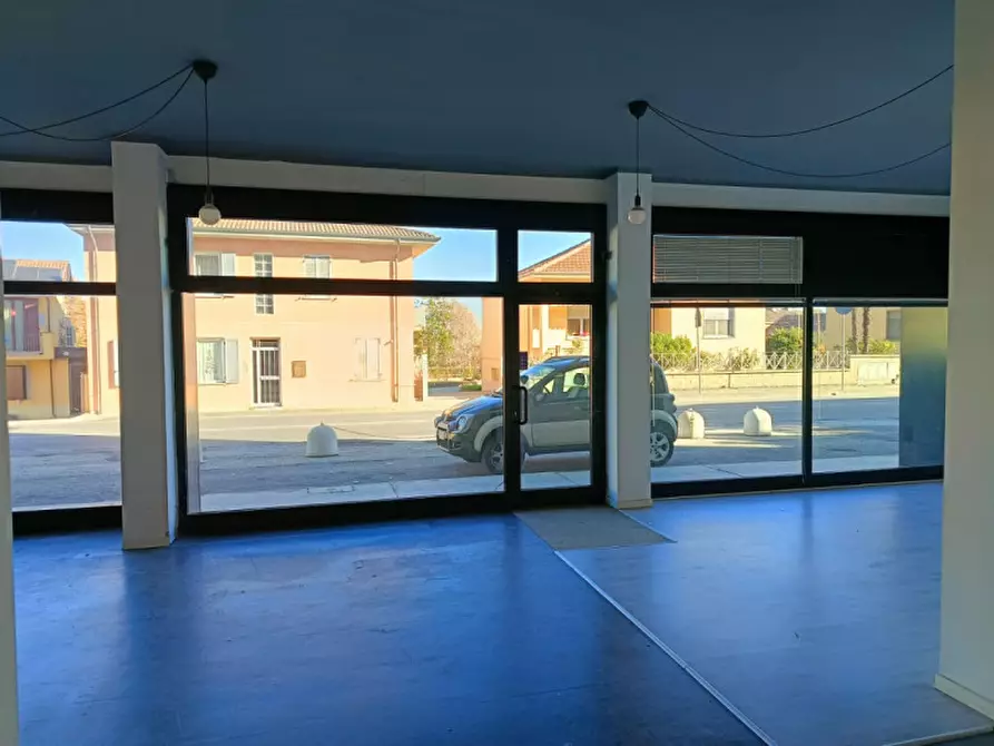 Immagine 2 di Negozio in affitto  in strada Alessandria 171 a Casale Monferrato