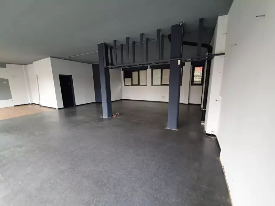 Immagine 4 di Negozio in affitto  in strada Alessandria 171 a Casale Monferrato