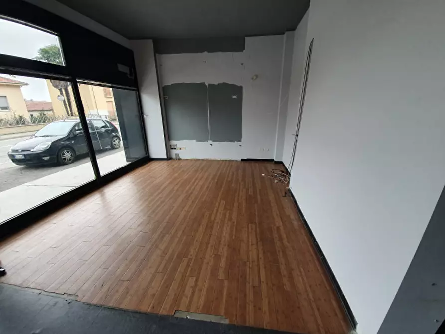 Immagine 5 di Negozio in affitto  in strada Alessandria 171 a Casale Monferrato