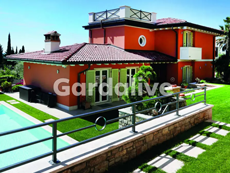 Immagine 1 di Villa in vendita  a Toscolano-Maderno