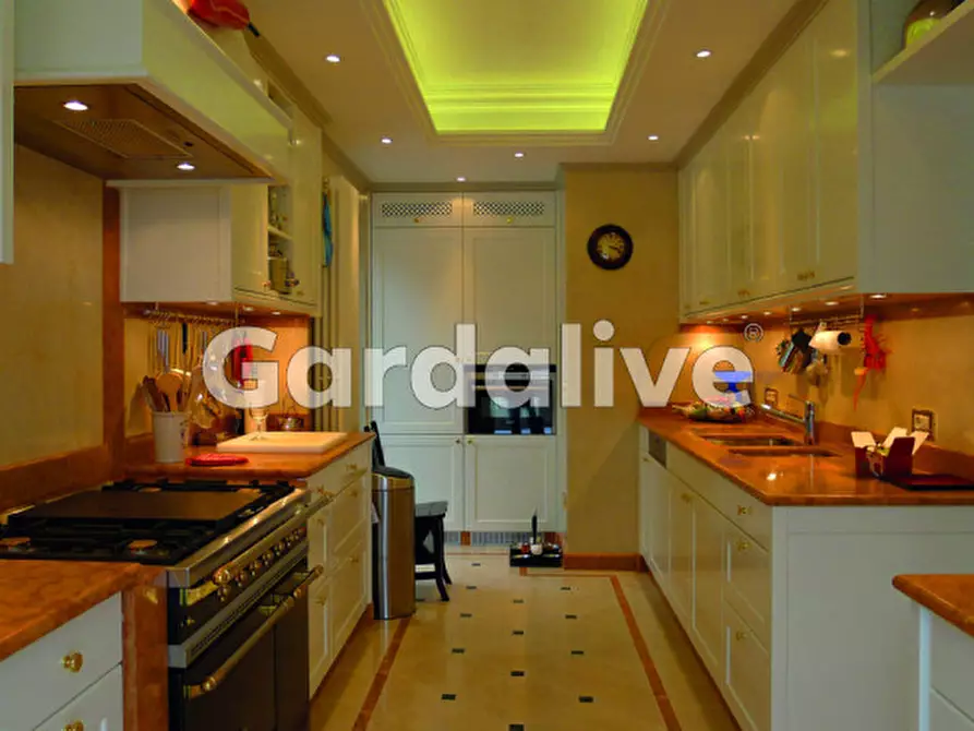 Immagine 18 di Villa in vendita  a Toscolano-Maderno