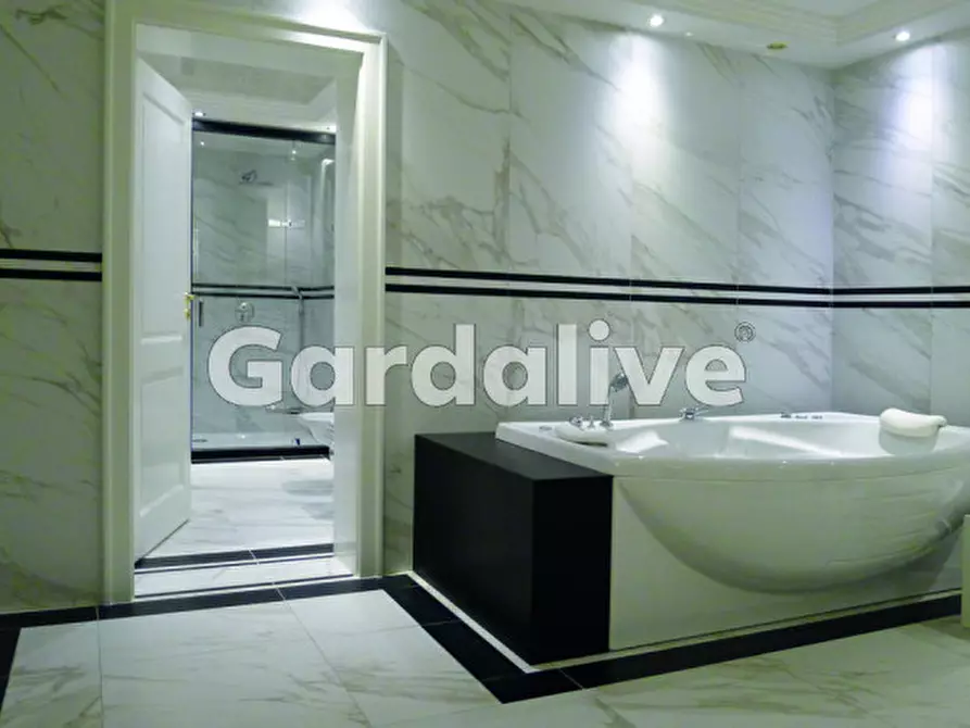 Immagine 22 di Villa in vendita  a Toscolano-Maderno