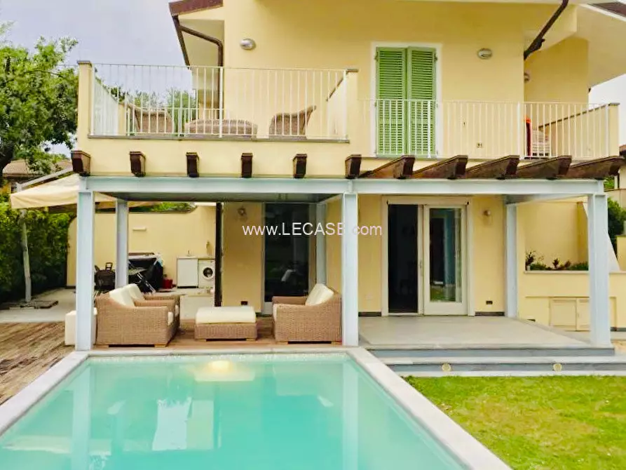 Immagine 10 di Casa bifamiliare in vendita  in via Canova a Forte Dei Marmi