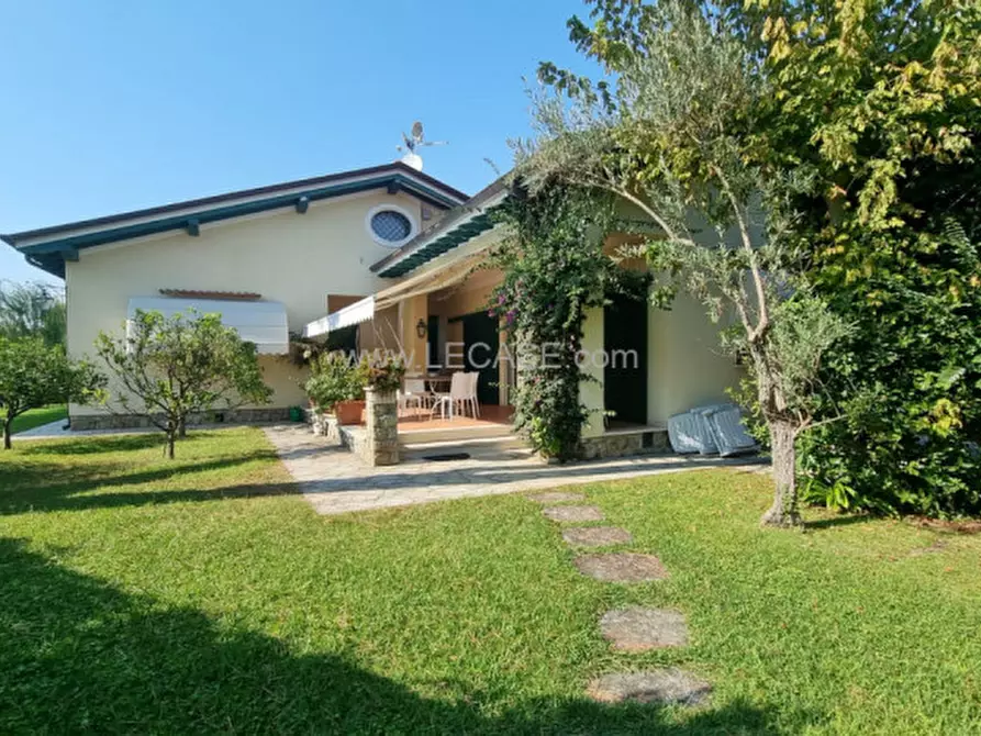 Immagine 2 di Villa in vendita  in via Piave a Forte Dei Marmi