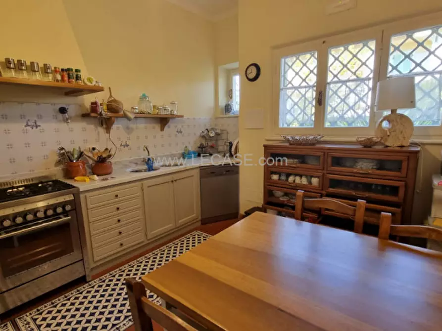 Immagine 5 di Villa in vendita  in via Piave a Forte Dei Marmi