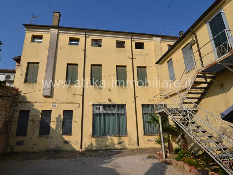Immagine 1 di Palazzo in vendita  in Via Cavour a Este