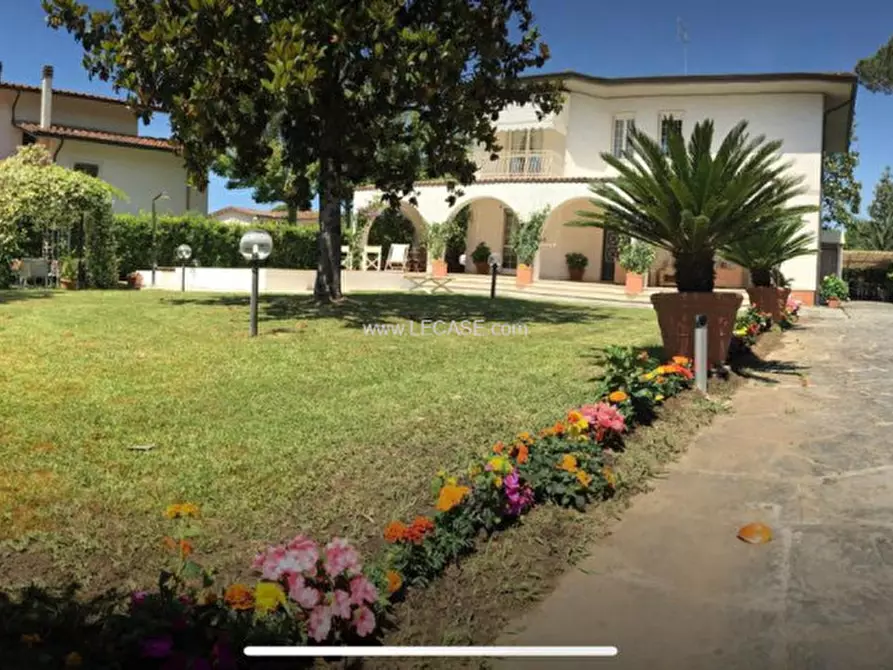 Immagine 2 di Villa in vendita  a Forte Dei Marmi