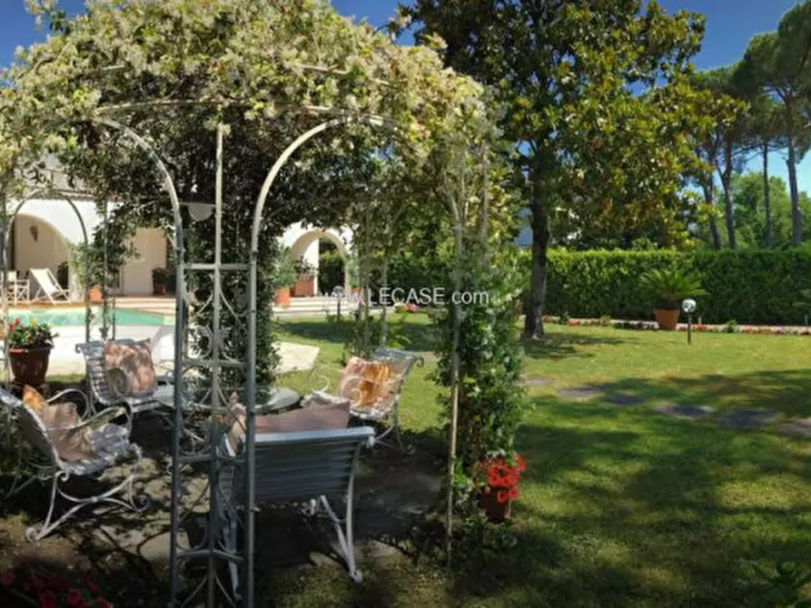 Immagine 3 di Villa in vendita  a Forte Dei Marmi