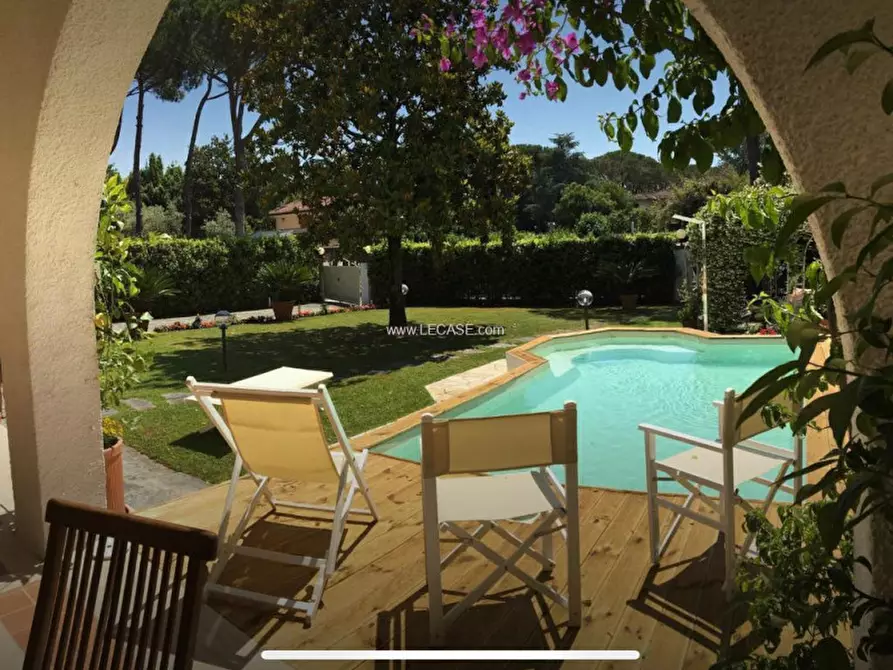 Immagine 4 di Villa in vendita  a Forte Dei Marmi