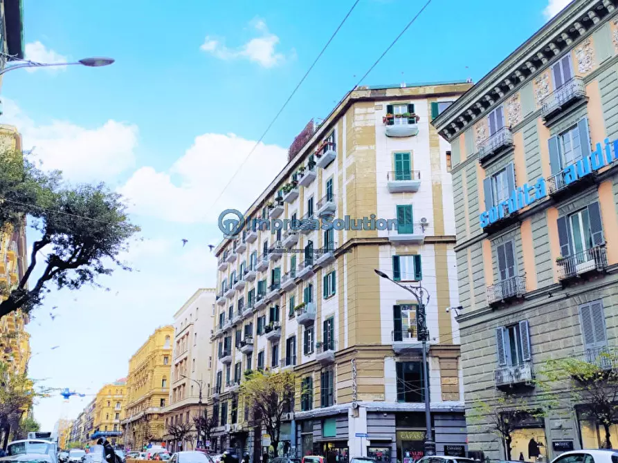 Immagine 1 di Negozio in affitto  in Corso Umberto I a Napoli