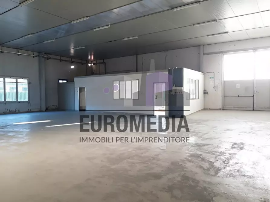 Immagine 1 di Capannone industriale in affitto  in Via Alcide De Gasperi a Montecchio Maggiore