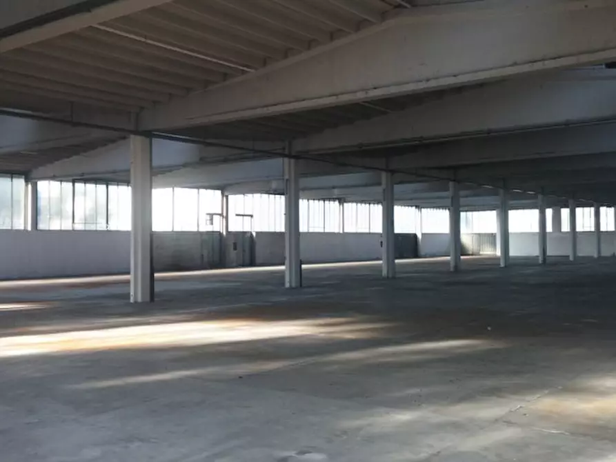 Immagine 3 di Magazzino in vendita  in VIA PODGORA a Vimercate