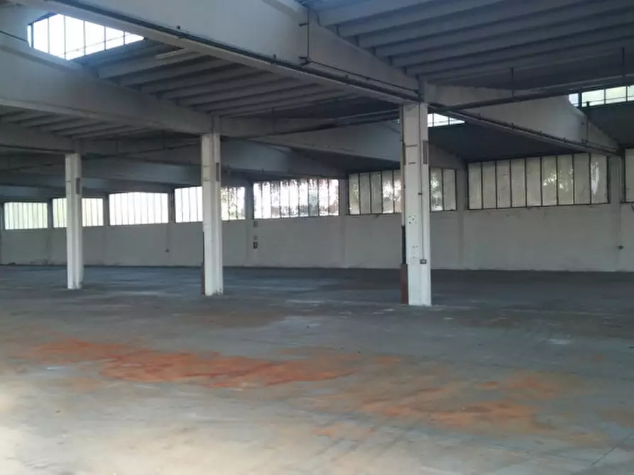 Immagine 4 di Magazzino in vendita  in VIA PODGORA a Vimercate