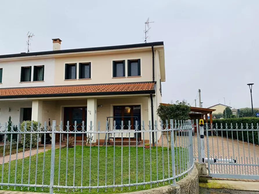 Immagine 1 di Casa bifamiliare in vendita  in Via roma a Carceri
