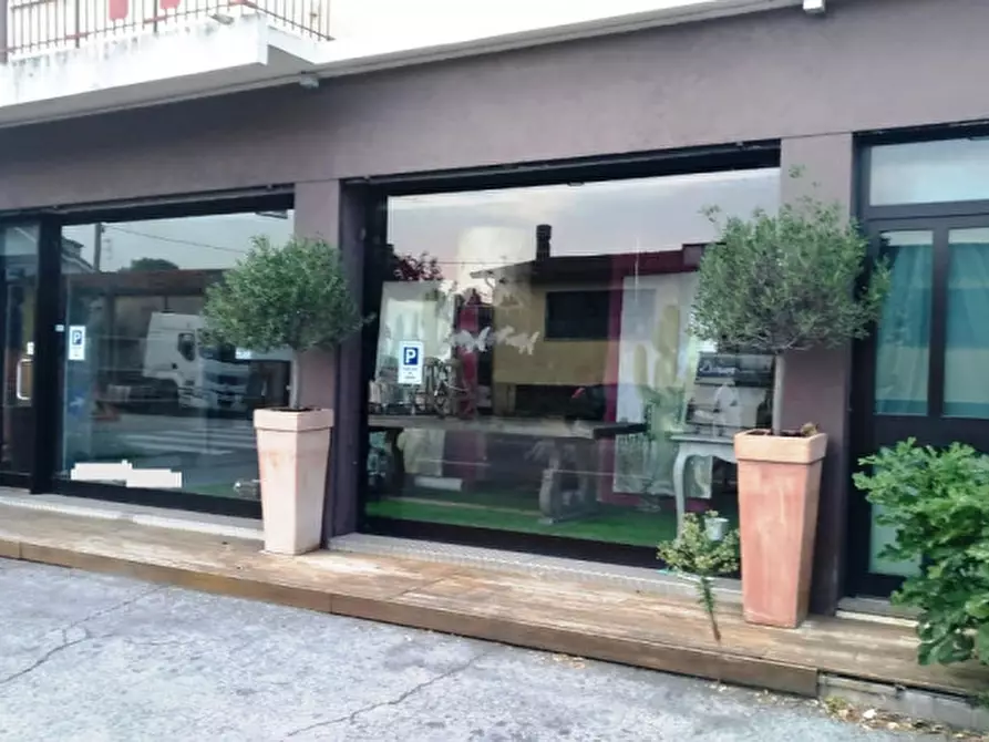 Immagine 2 di Attività commerciale in vendita  a Fiesso D'artico