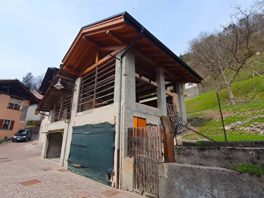 Immagine 2 di Rustico / casale in vendita  in Pez a Tre Ville