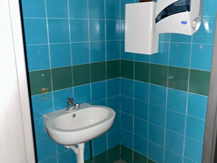 Immagine 15 di Magazzino in affitto  in VIA DI NOVOLI a Firenze