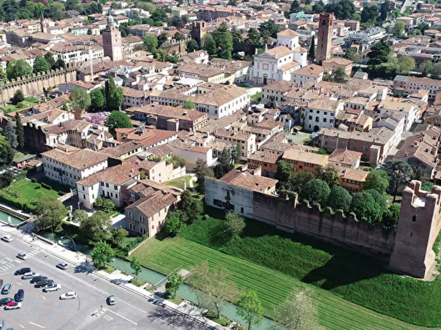 Immagine 1 di Negozio in affitto  in piazza Giorgione a Castelfranco Veneto