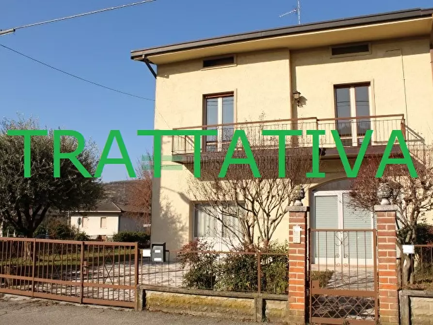 Immagine 1 di Casa bifamiliare in vendita  in Via Leopardi a Ome