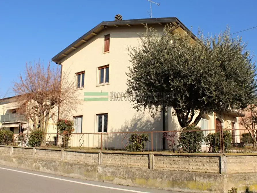 Immagine 1 di Casa bifamiliare in vendita  in Via Leopardi a Ome