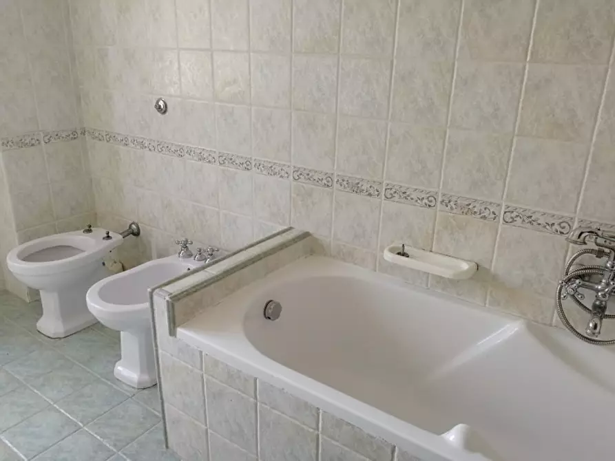 Immagine 17 di Ufficio in affitto  a Brienza