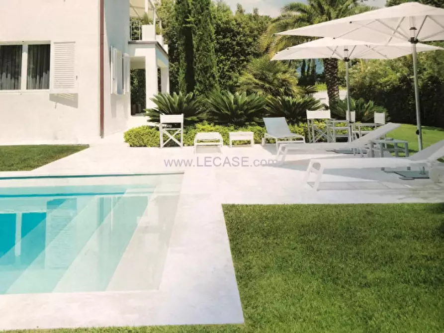 Immagine 3 di Villa in vendita  in Via Doria a Forte Dei Marmi