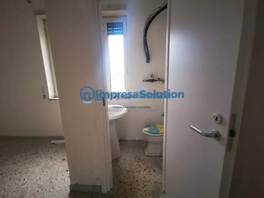 Immagine 10 di Negozio in vendita  in Via Giustiniano a Napoli