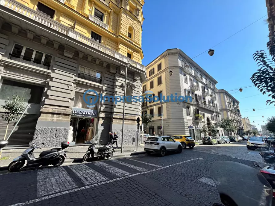 Immagine 1 di Negozio in affitto  in Via Duomo a Napoli