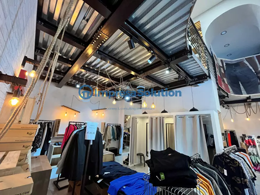 Immagine 3 di Negozio in affitto  in Via Duomo a Napoli