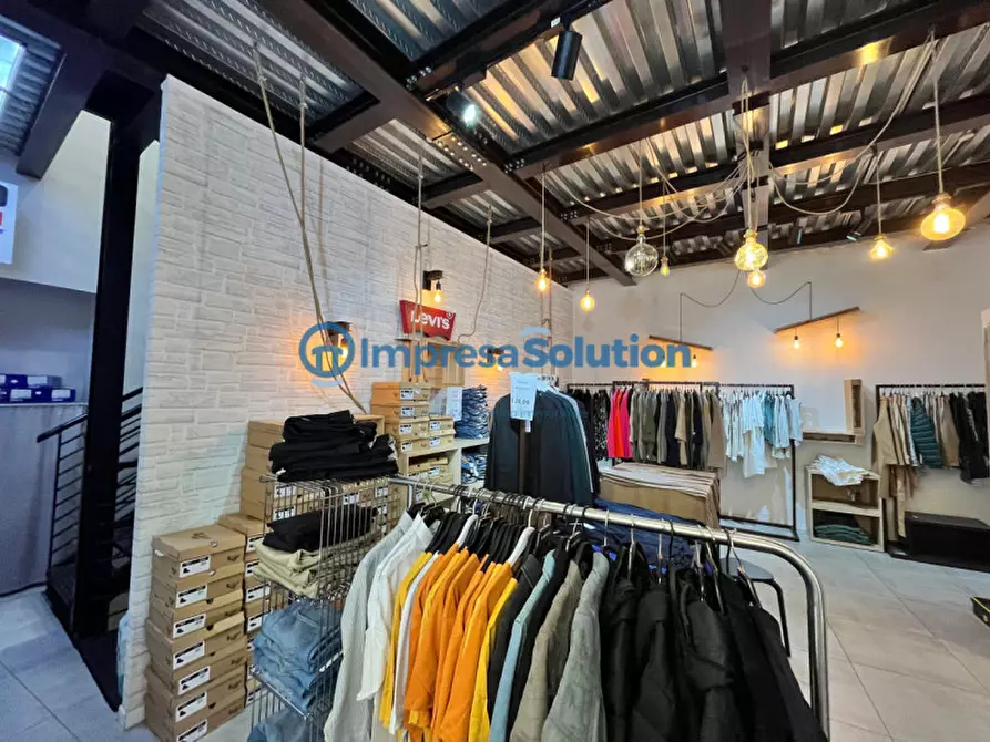 Immagine 4 di Negozio in affitto  in Via Duomo a Napoli