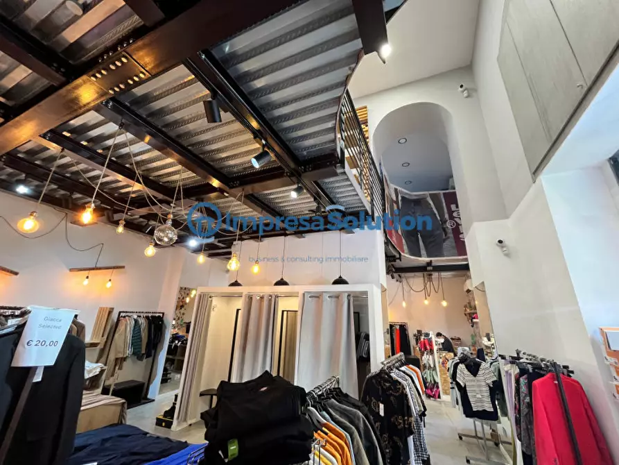 Immagine 5 di Negozio in affitto  in Via Duomo a Napoli
