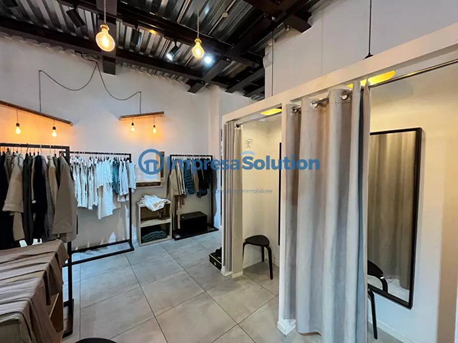 Immagine 7 di Negozio in affitto  in Via Duomo a Napoli