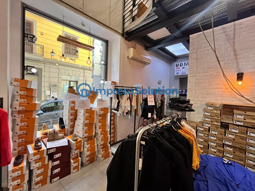 Immagine 9 di Negozio in affitto  in Via Duomo a Napoli