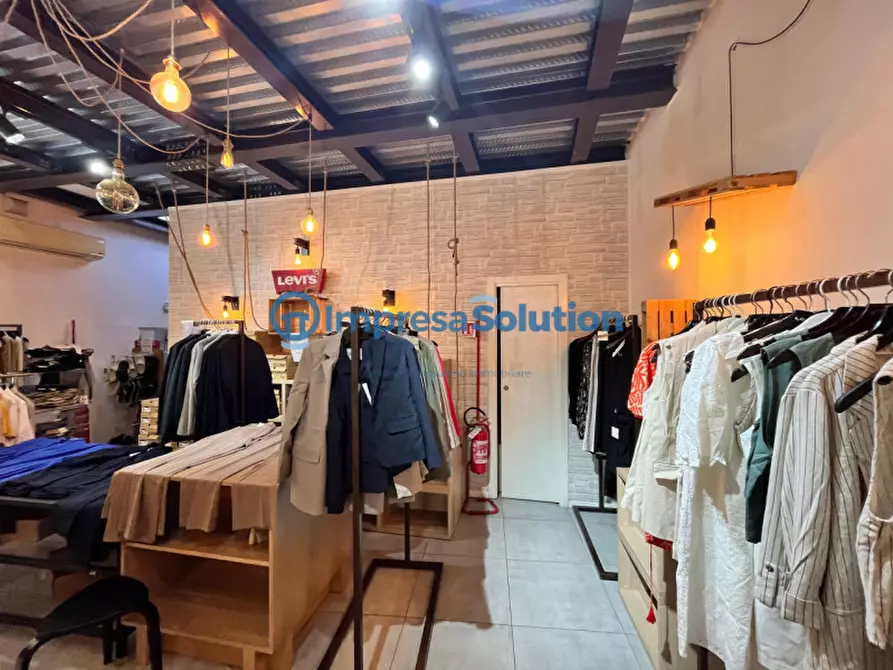 Immagine 10 di Negozio in affitto  in Via Duomo a Napoli