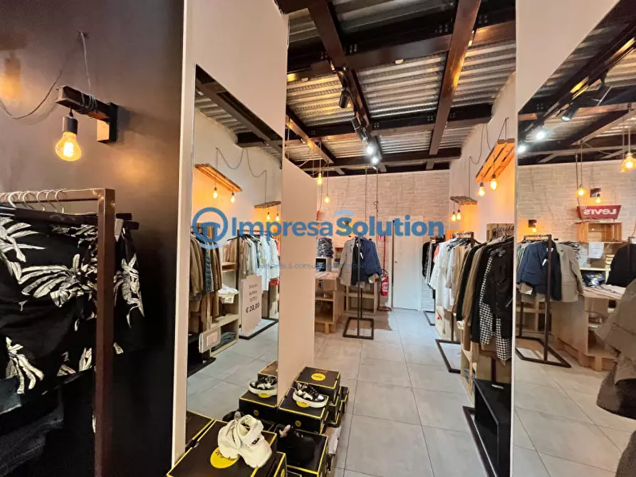 Immagine 11 di Negozio in affitto  in Via Duomo a Napoli