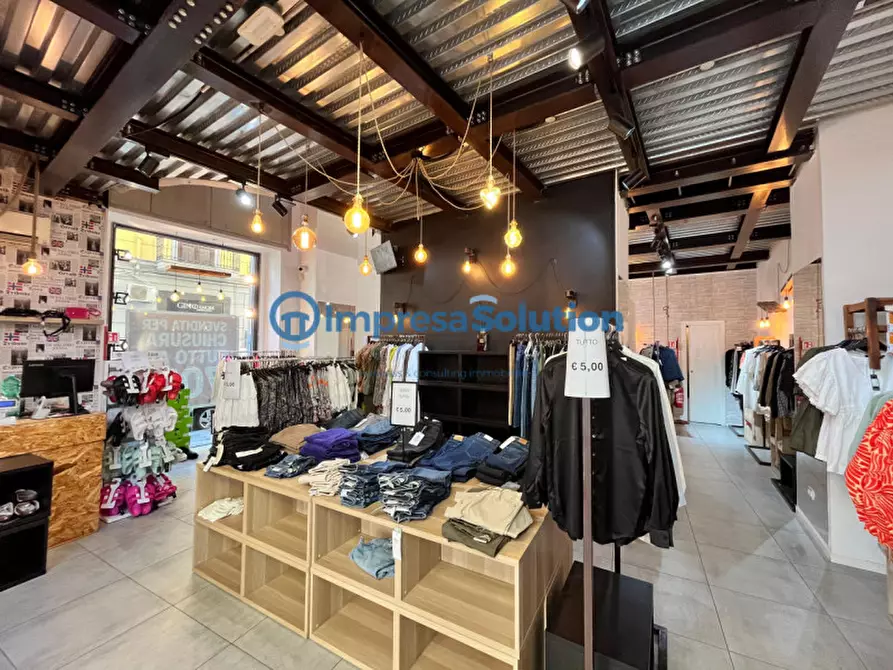Immagine 12 di Negozio in affitto  in Via Duomo a Napoli