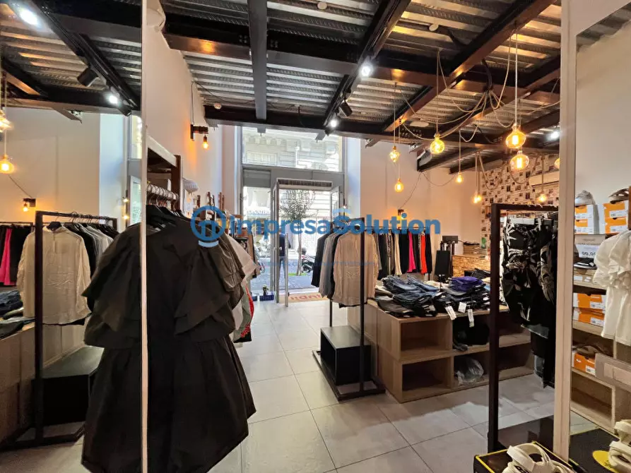 Immagine 13 di Negozio in affitto  in Via Duomo a Napoli