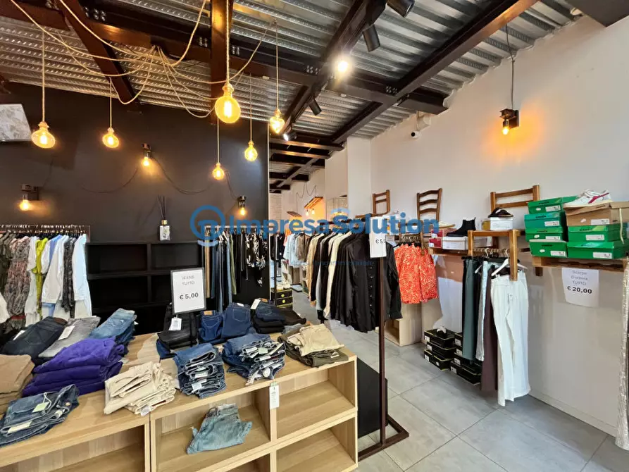 Immagine 14 di Negozio in affitto  in Via Duomo a Napoli