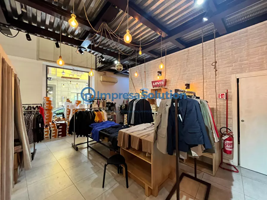 Immagine 15 di Negozio in affitto  in Via Duomo a Napoli