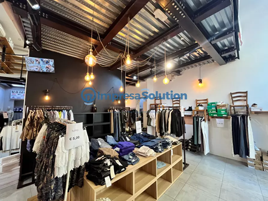 Immagine 16 di Negozio in affitto  in Via Duomo a Napoli