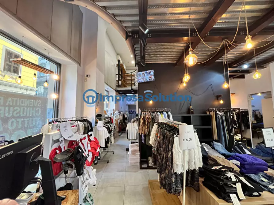 Immagine 17 di Negozio in affitto  in Via Duomo a Napoli