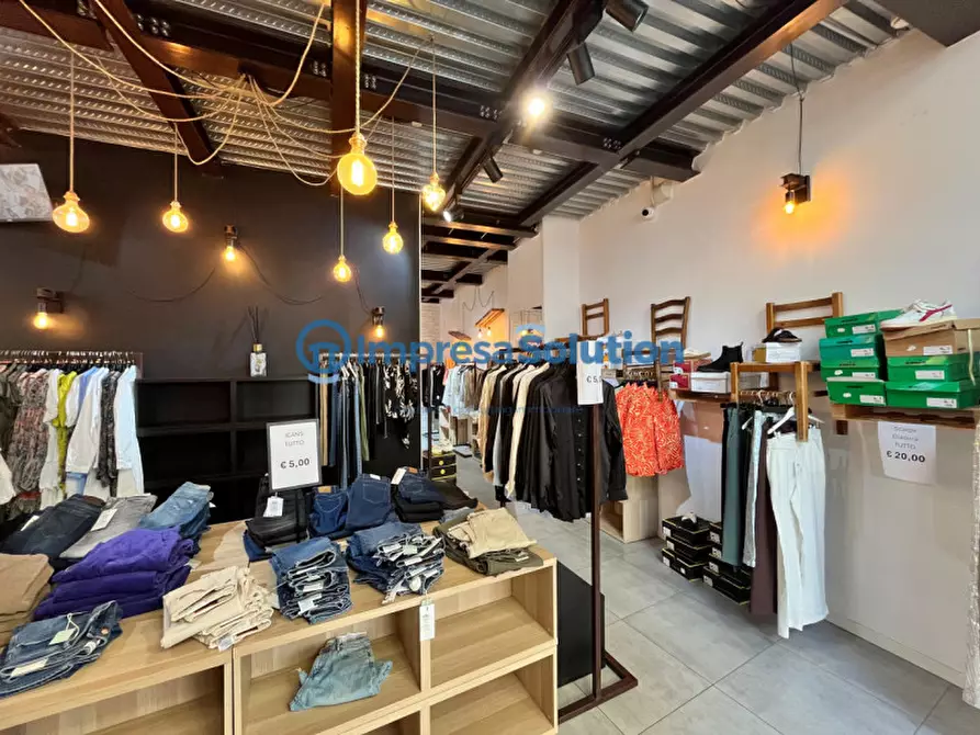 Immagine 18 di Negozio in affitto  in Via Duomo a Napoli