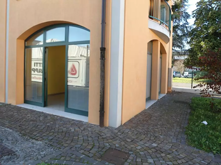 Immagine 1 di Negozio in affitto  a Cervarese Santa Croce