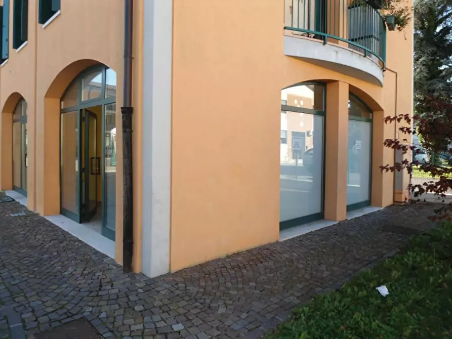 Immagine 2 di Negozio in affitto  a Cervarese Santa Croce