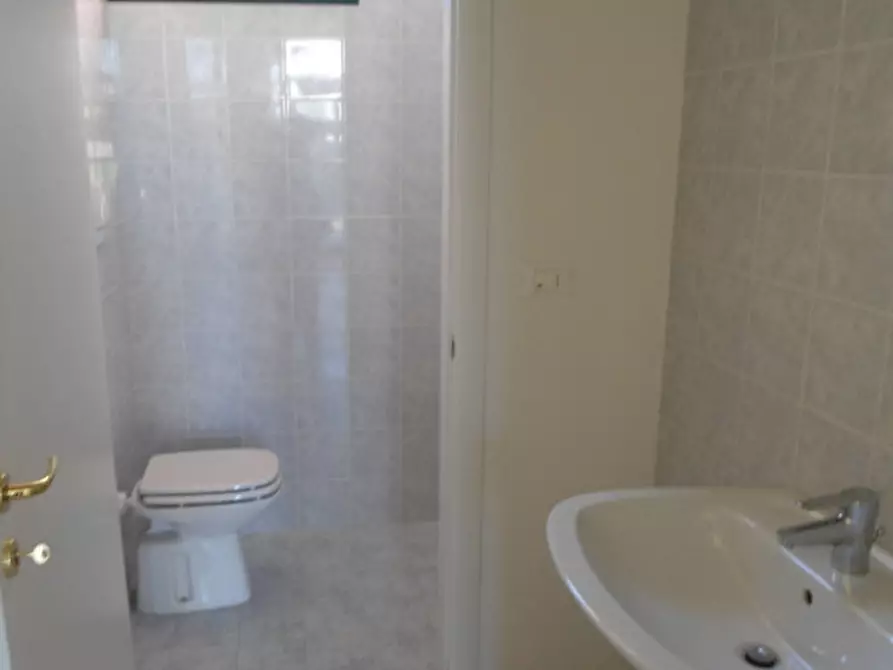 Immagine 4 di Negozio in affitto  a Cervarese Santa Croce