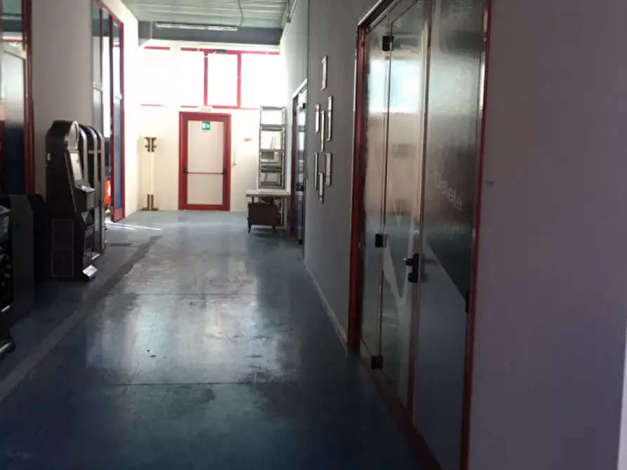 Immagine 9 di Magazzino in affitto  in via Cavllotti a Montesilvano
